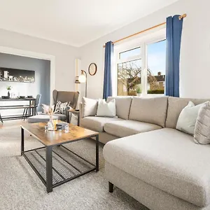 https://stylish-convenient-4br-house-w-garden-parking.tophotelsbath.com